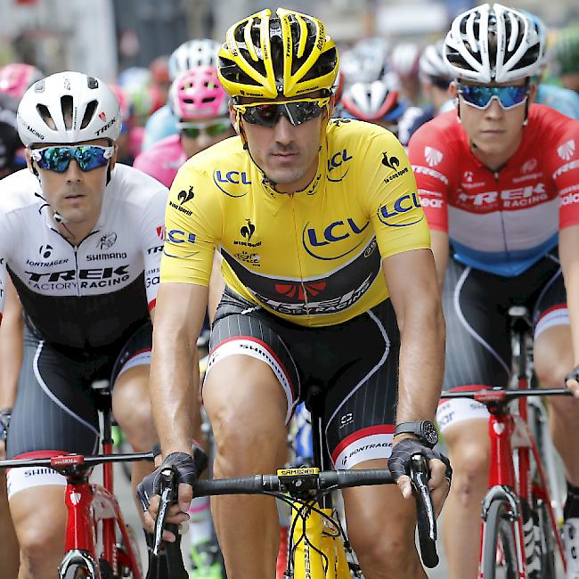 Der Gesamtführende Fabian Cancellara wurde auf der 3. Etappe der Tour de France in einen Sturz verwickelt, konnte das Rennen nach kurzer Pflege jedoch fortsetzen