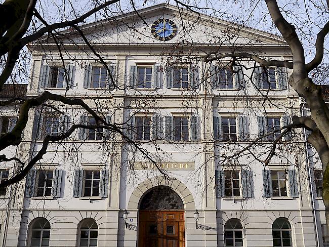 Das Zürcher Obergericht hat die Strafe eines Walliseller IV-Rentners verschärft: Er wurde unter anderem wegen Vergewaltigung verurteilt.