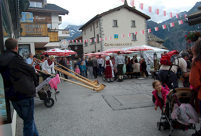 Der Auftakt der Brauchtumswoche erfolgt am Samstag, 18. Juli 2015 mit dem Greechner Märt und Festbetrieb auf dem Dorfplatz.