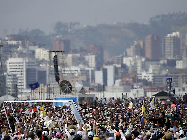 Hunderttausende begrüssen Papst Franziskus bei seiner Ankunft zur Messe im Parque Bicentenario in Quito