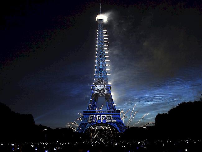 Der Pariser Eiffelturm ist wegen Winterwetters derzeit geschlossen. (Archiv)