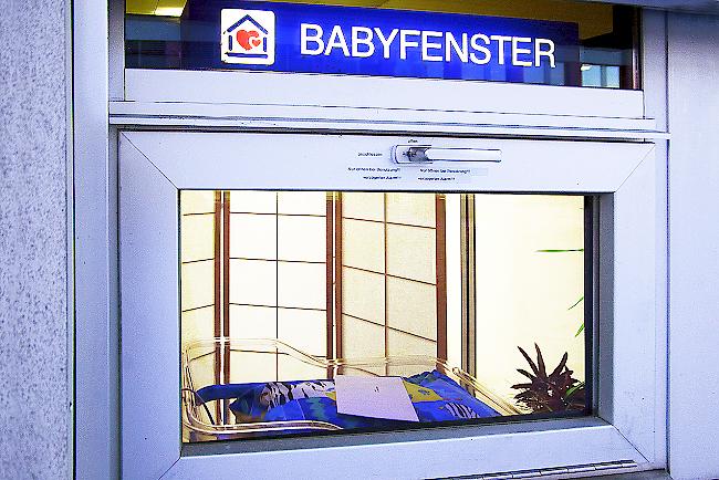 Im Spital Einsiedeln wurde 2001 das erste Babyfenster der Schweiz eingerichtet.