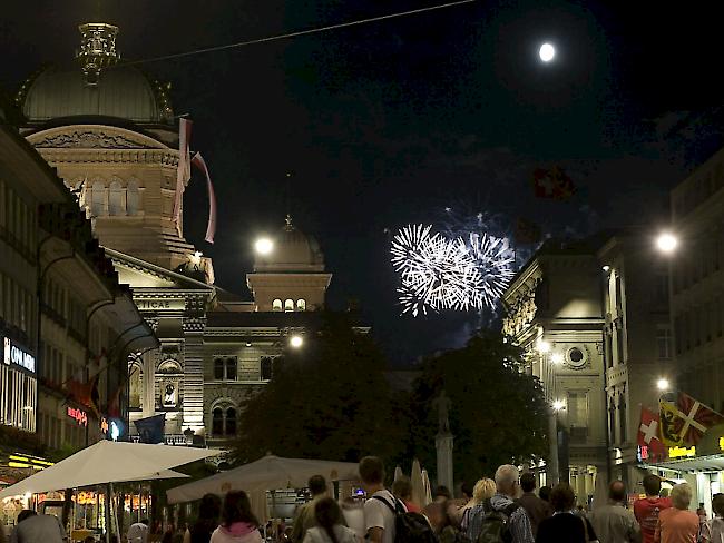 Das Feuerwerk auf dem Berner Hausberg Gurten - hier vom Bundesplatz aus gesehen - droht dieses mal dem Feuerverbot zum Opfer zu fallen.