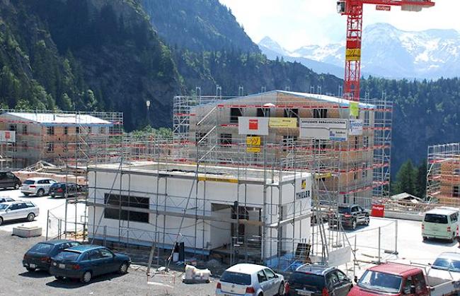 Am Reka-Dorf mit seinen neun Häusern wird derzeit tüchtig gebaut.