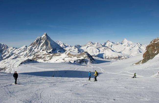 Nach und nach werden in Zermatt die Pisten für die Wintersaison geöffnet.