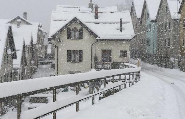 Verschneit: Das kleine Dorf Fontana am Eingang zum Bedrettotal
