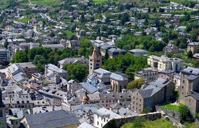 Blick auf die Stadt Sitten mit der Kathedrale Unserer Lieben Frau im Zentrum.