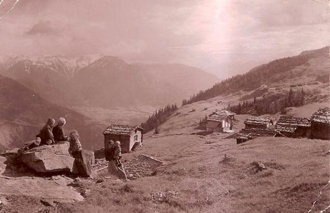 Bettmeralp in der Zeit von 1930-1940 als man zur Sömmerung das Vieh von Betten auf die Alpe brachte. Das Foto ist in den Jugendjahren meiner Mutter entstanden.