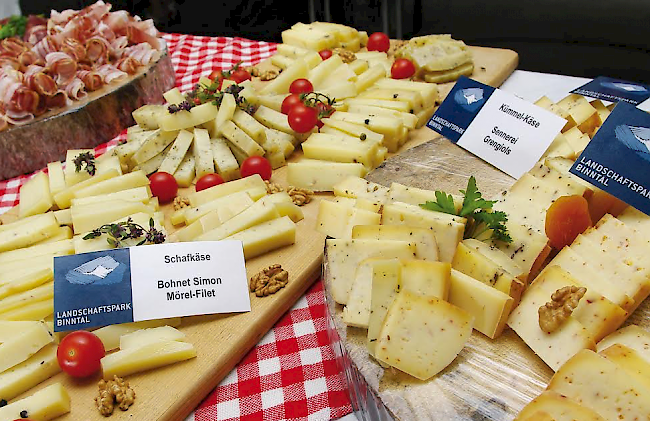 Beim traditionellen 1. August-Brunch in der Mehrzweckanlage «Brüchematte» in Grengiols gibt’s verschiedene Käsesorten, Trockenfleisch oder auch Kuchen.