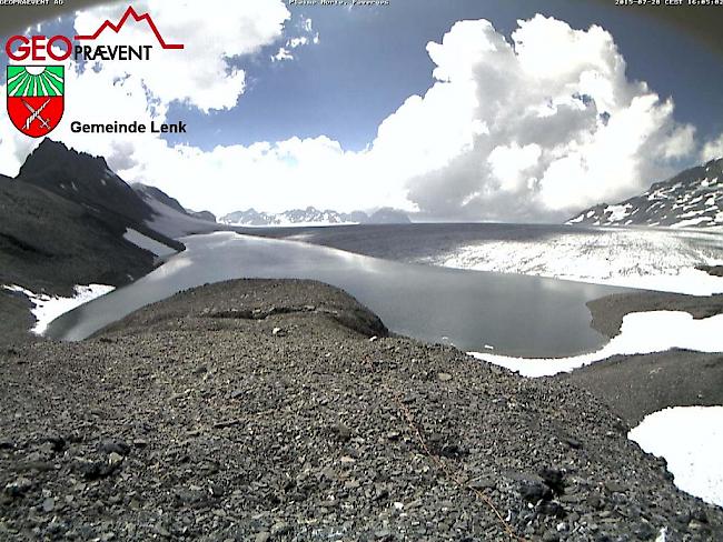 Der Favergessee beim Plaine-Morte Gletscher läuft aus, ohne dass dies bislang zu Hochwasser geführt hat. (Archivbild, Handout/Geopraevent)