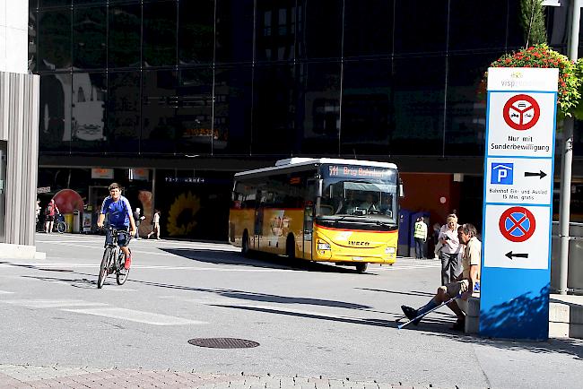 Die teilweise unkoordinierte Situation zwischen Fussgängern, Velofahrern, motorisiertem Individualverkehr und öffentlichem Verkehr vor dem Bahnhof in Visp ist bei hohem Verkehrsaufkommen unbefriedigend.