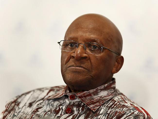 Der frühere südafrikanische Erzbischof Desmond Tutu - hier auf einem Bild aus dem Jahr 2011 - musste  wieder ins Spital. (Archiv)