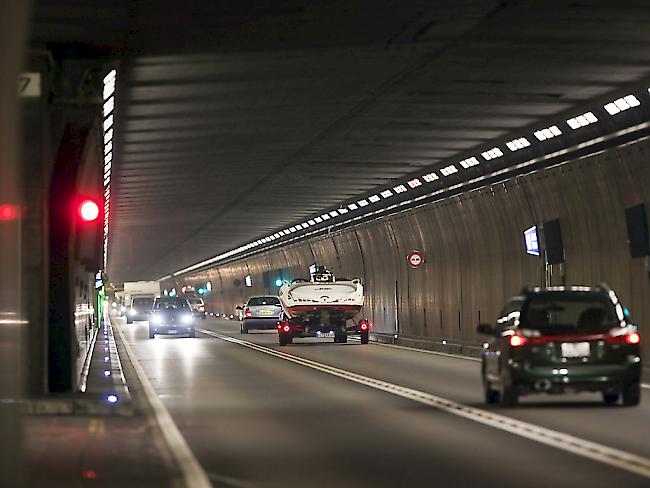 Nur eine Röhre und darin gibt es Gegenverkehr: Für sein Tunnelsystem erhielt der Gotthardtunnel schlechte Noten. (Archiv)