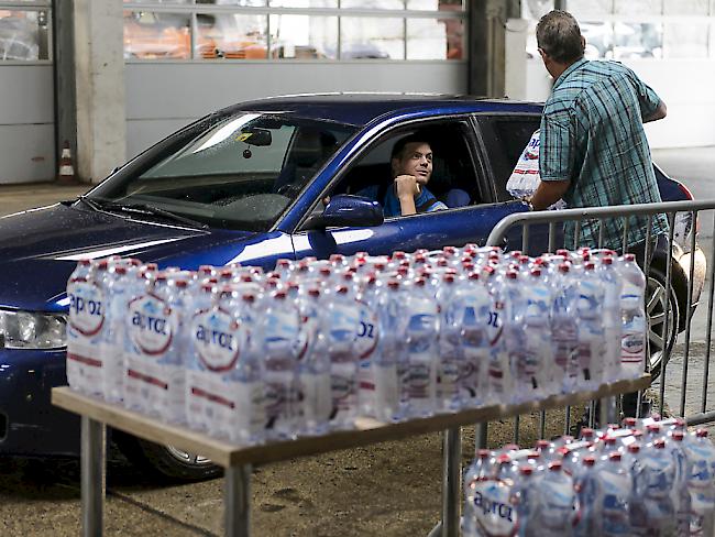 3000 Flaschen in weniger als drei Stunden: Die Stadt Le Locle verteilt wegen Kolibakterien im Leitungswasser sauberes Trinkwasser an die Bevölkerung.