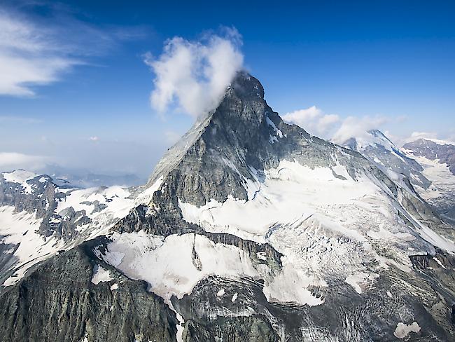 Wegen Steinschlägen infolge der Hitze bleibt das Matterhorn derzeit auf italienischer Seite gesperrt (Archivbild).