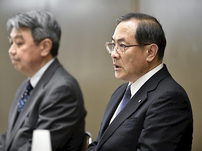 Toshiba-Chef (rechts) verzichtet wegen Skandal vorübergehend auf 90 Prozent seines Salärs. (Archivbild)