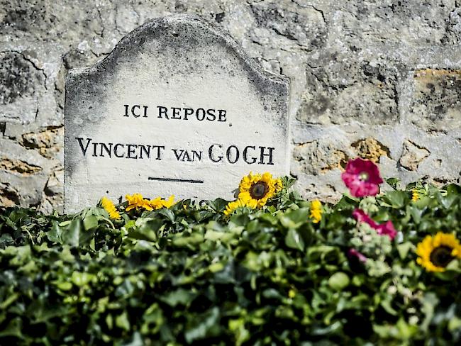 Vincent van Goghs Grab, anlässlich seines 125. Todestags mit Sonnenblumen geschmückt.