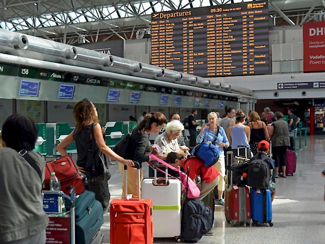Zahlreiche Passagiere mussten am Mittwochnachmittag am Römer Flughafen warten: Ein Waldbrand behinderte zeitweise Starts und Landungen. (Archiv)