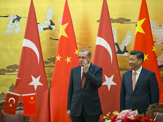 Chinas Präsident Xi Jinping (rechts) verteidigte beim Treffen mit seinem türkischen Amtskollegen Recep Tayyip Erdogan (links) den Umgang Chinas mit den Uiguren.