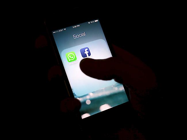 Facebook und seine Tochter WhatsApp: Immer mehr Nutzerinnen und Nutzer des Netzwerks schalten sich mobil ein (Archivbild).