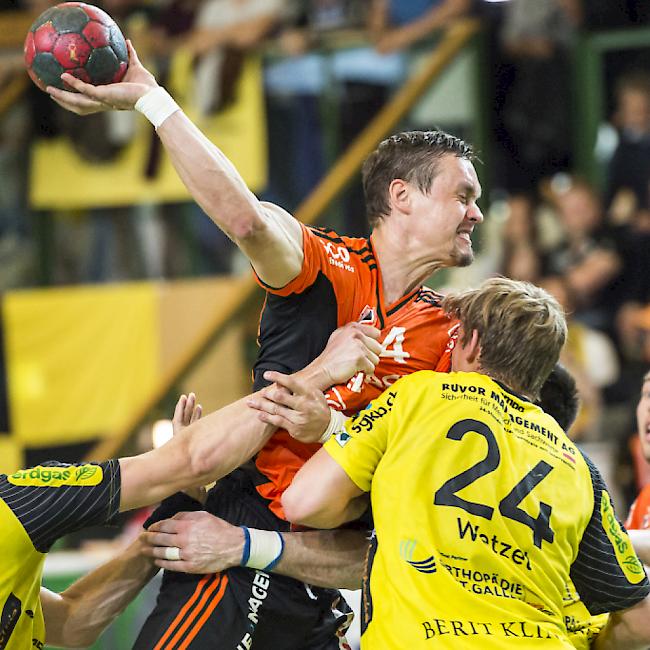 Peter Kukucka (mitte) in Aktion während des letzten Playoff-Finals gegen St. Otmar St. Gallen