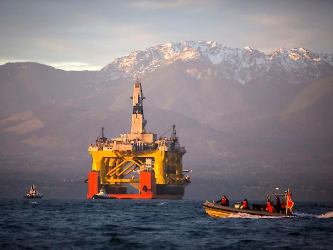 Eine Ölförderungsplattform von Shell vor der Küste Alaskas. Der Konzern leidet unter dem tiefen Ölpreis. 6500 Stellen sollen deshalb noch in diesem Jahr wegfallen.