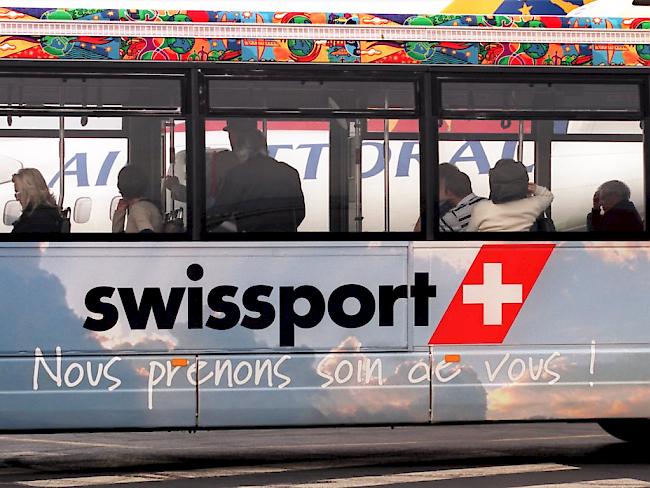Swissport wechselt den Besitzer. Ein Zubringerbus des Unternehmens auf dem Flughafen in Nizza. (Archiv)