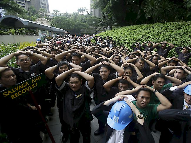 Hotelangestellte bei der bei der Erdbebenübung in Manila.
