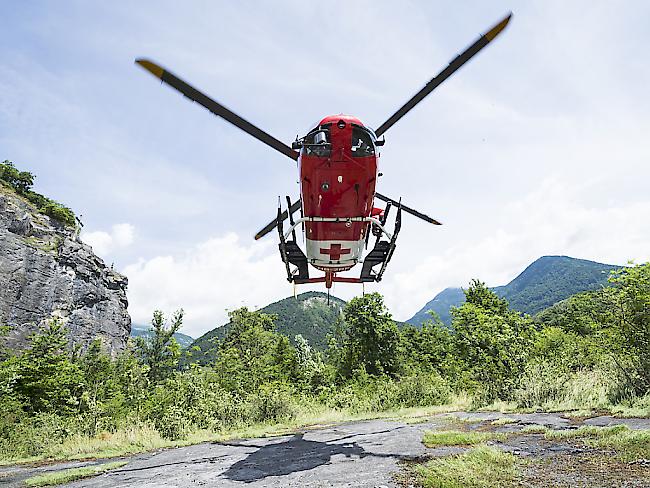 Ein Helikopter der Rega: Tests sollen zeigen, ob Helikopter künftig auf bestimmten Strecken im Blindflug auf tiefer Höhe fliegen dürfen (Archiv)