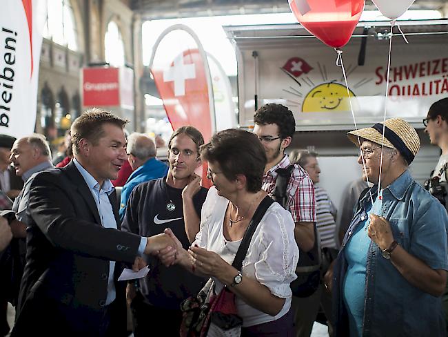 Hier war es noch friedlich: SVP-Präsident Toni Brunner (links) spricht mit Gästen. Im Verlaufe der Veranstaltung störten Aktivisten den Anlass.