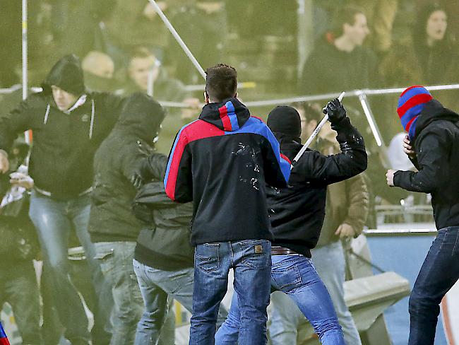 Basler Hooligans in Konfrontation mit Aarauer Hooligans und Fans nach dem Meisterschaftsspiel der Super League zwischen dem FC Aarau und dem FC Basel im Mai 2014 in Aarau (Archivbild).