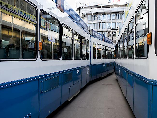 In den Fahrzeugen von "Tram 2000" in Zürich wurde asbesthaltiges Material gefunden. Dieses wird jetzt entfernt.