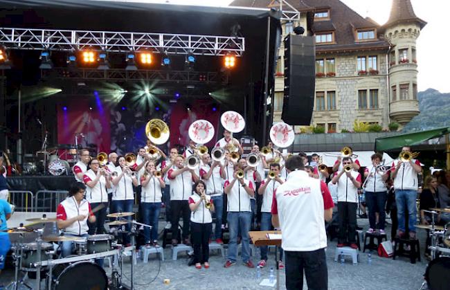 Die «Swiss MountainBrass Band» auf dem Briger Sebastiansplatz