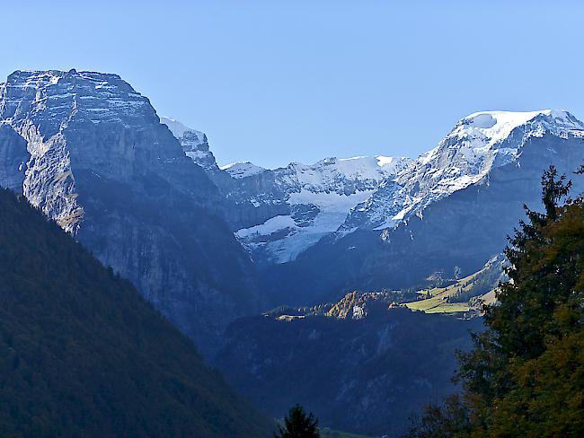 Glarnerland gleich Bergland: So sehen Einheimische wie Auswärtige gemäss einer Umfrage den Kanton Glarus. Hier der Blick auf Tödi (rechts) und Selbsanft. (Archiv)