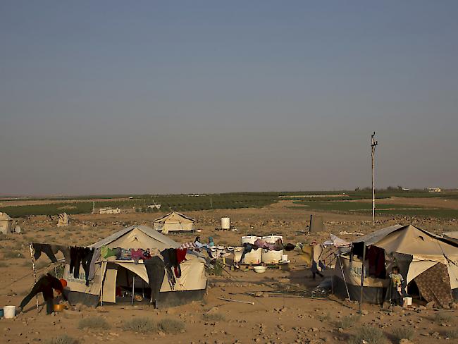 Syrische Flüchtlinge leben in Zelten auf jordanischem Boden nahe der Grenze zu Syrien: Das Hilfswerk Oxfam beklagt mangelnde finanzielle Mittel für die Flüchtlingsbetreuung. (Archivbild)