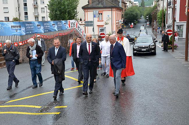 Bundesrat Alain Berset und Staatsrat Jacques Melly (links) im Anmarsch. Nich fehlen darf Bundesratsweibel Philipp Scheuber, der Alain Berset begleitet (hinten rechts).