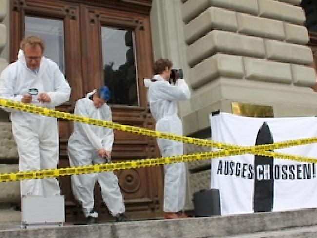 Aktivisten um Jo Lang (links) betreiben "Spurensicherung" vor der Universität Bern.