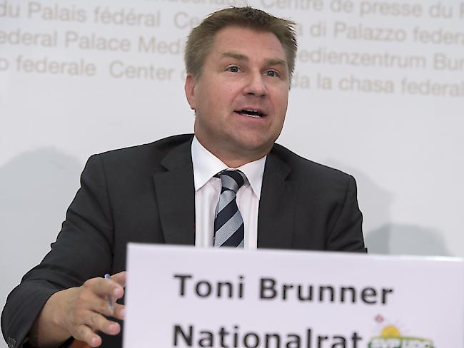 SVP-Präsident Toni Brunner legte fest, unter welchen Umständen er die Asylreform bekämpfen will. (Archivbild)