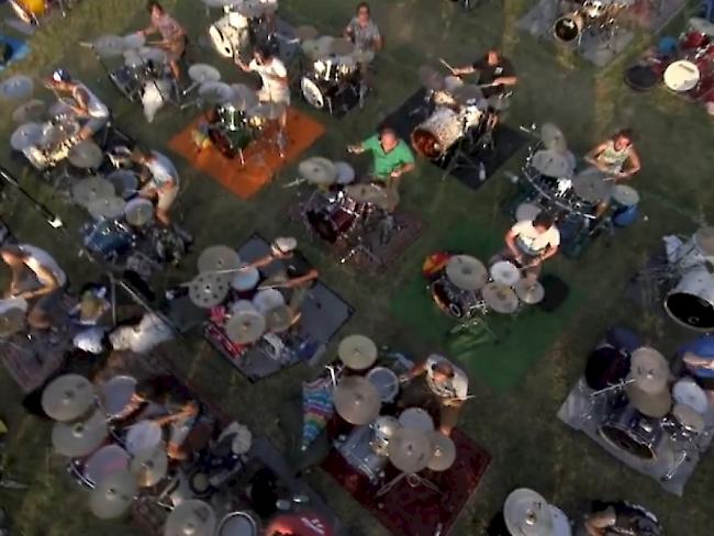 1000 Musiker performten in Italien einen Foo-Fighters-Song - hier ein kleiner Teil der Drums-Sektion (Screenshot Youtube)