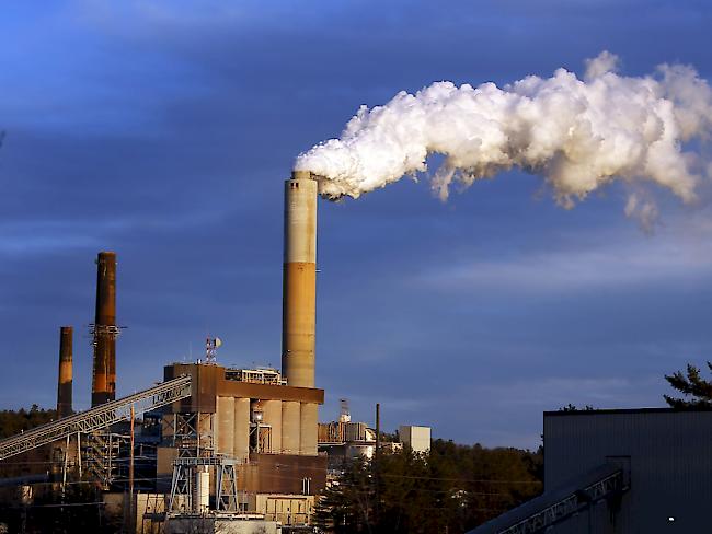 US-Präsident Obama will erstmals landesweite Begrenzungen der Luftverschmutzung durch Kraftwerke einführen. Auf dem Bild das Kohlekraftwerk Merrimack in Bow, New Hampshire. (Archiv)