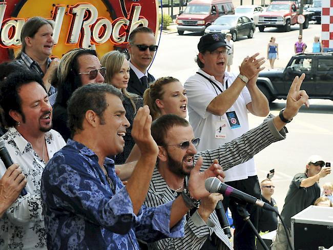 Ex-Beatle-Schlagzeuger Ringo Starr (unten rechts) feierte 2012 seinen 72. Geburtstag im Hard Rock Cafe in Nashville. (Archiv)