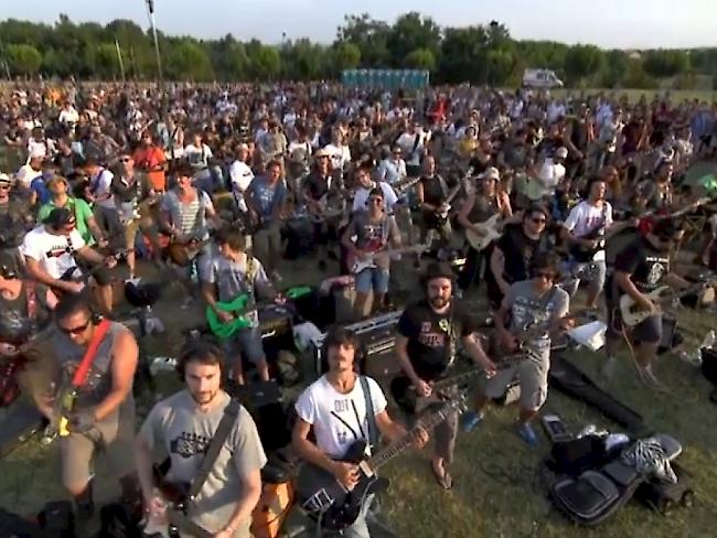 Ein Teil der 1000 italienischen Musiker, die den Foo-Fighters-Song "Learn to Fly" performen (Screenshot Youtube)