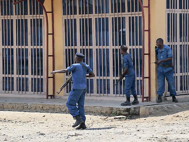 Polizeieinsatz in Bujumbura, der Hauptstadt Burundis. Gewalt ist in dem ostafrikanischen Land allgegenwärtig. (Archivbild)