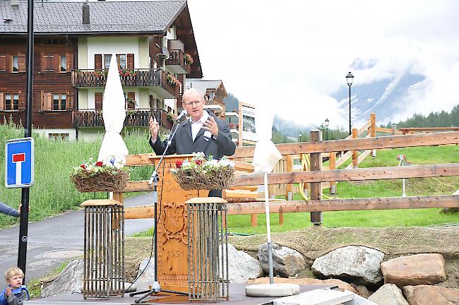 Der Blattner Gemeindepräsident Lukas Kalbermatten stellte am Wochenende die neuen Bauwerke vor, welche das Dorf sicherer und attraktiver machen sollen. 