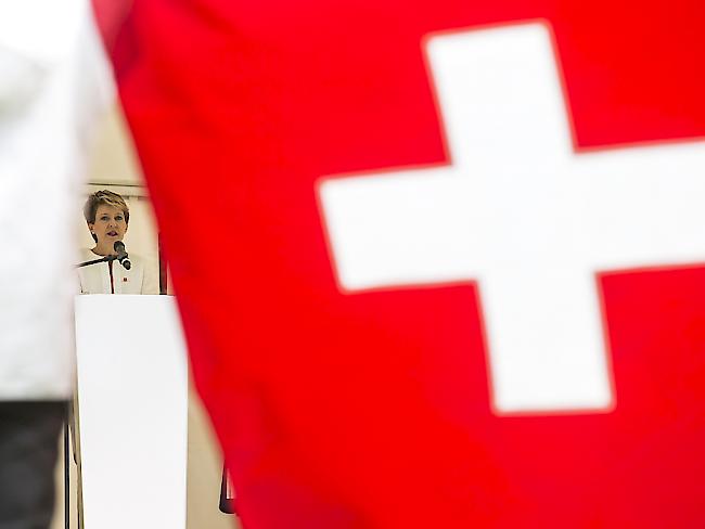Sich von Ängsten nicht bestimmen lassen: Sommaruga während ihrer Festansprache auf dem Ruetli am 1. August. Die Bundesräte hatten das Rütli jahrelang von Bundesräten gemieden nach einem Anschlag mit Hilfe eines Knallkörpers nach dem Autritt von Bundesrätin Micheline Calmy-Rey 2007. (Archiv).