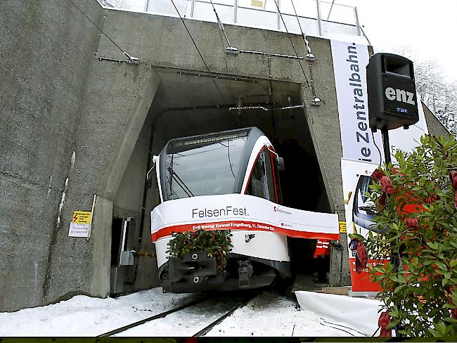 Bei der Eröffnung im Dezember 2010 klappte die Durchfahrt durch den Engelbergtunnel ohne Probleme (Archiv)