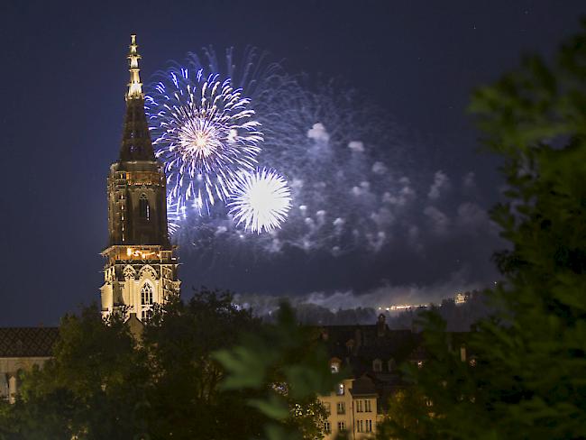 Das Berner Münster strahlt mit dem Feuerwerk um die Wette.