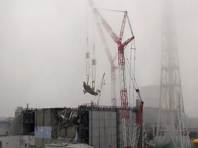 Ein grosses Trümmerteil wird vom Reaktor in Fukushima entfernt.