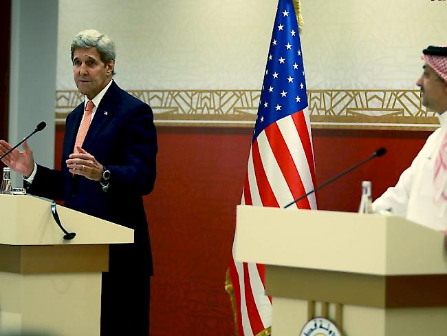 Kerry und sein katarischer Amtskollege Chalid al-Attija vor den Medien in Doha