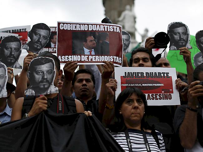 Journalisten in Mexiko-Stadt verurteilen die Gewalt gegen Medienschaffende.